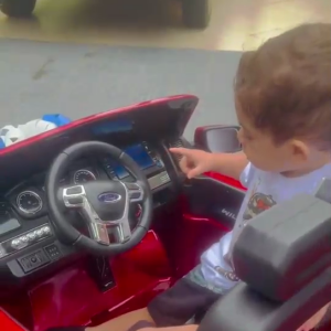 Leo, filho de Marília Mendonça e Murilo Huff, ganhou uma miniatura de um carro 4x4 de uma famosa fabricante de automóveis