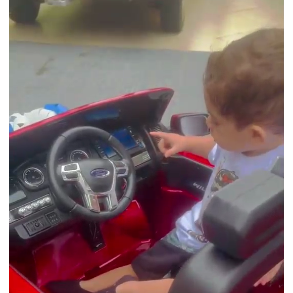 Leo, filho de Marília Mendonça e Murilo Huff, ganhou uma miniatura de um carro 4x4 de uma famosa fabricante de automóveis