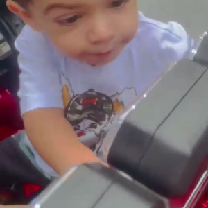 Murilo Huff publicou vídeos de Leo, filho que teve com Marília Mendonça, se divertindo com o miniveículo 