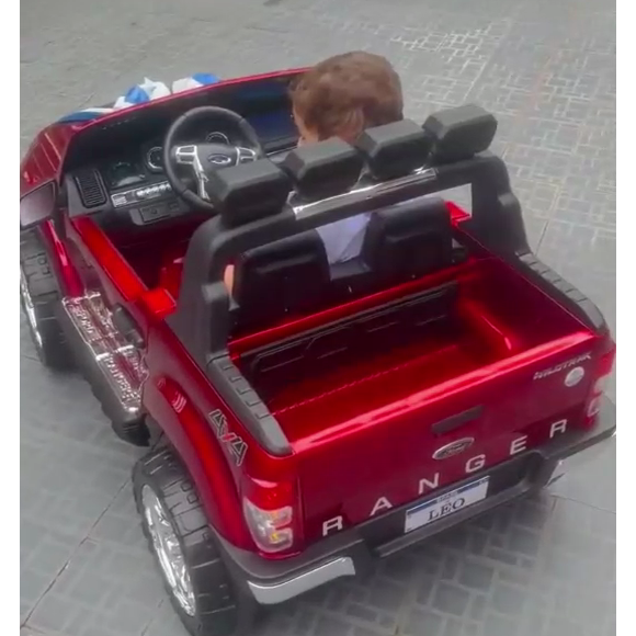 Leo, filho de Marília Mendonça e Murilo Huff, ganhou um carrinho com placa personalizada 