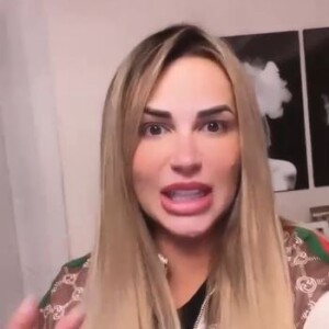 Deolane Bezerra explicou nos stories que não gosta de comprar presentes de Natal e que preferia dar uma caixa ou uma sacola com dinheiro dentro para as pessoas