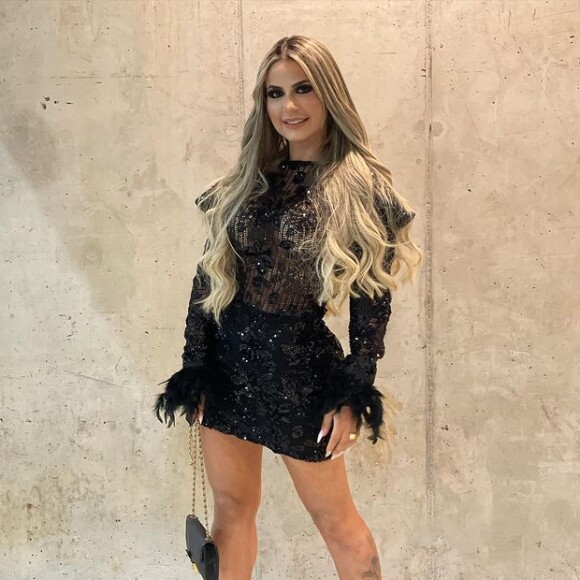 Deolane Bezerra fez as filmagens para o Natal de 2021 em sua nova casa em Alphaville