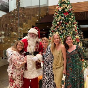 Angélica também usou vestido no Natal, com detalhes em brilho e cor dourada. A peça tinha torção abaixo da barriga e ela escolheu sandália de salto nude para combinar