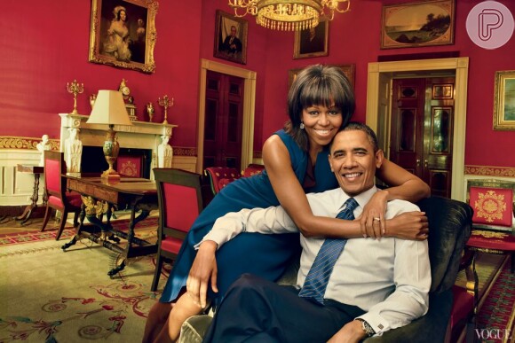 Michelle Obama aparece com os cabelos um pouco mais claros e posa ao lado do marido, Barack Obama