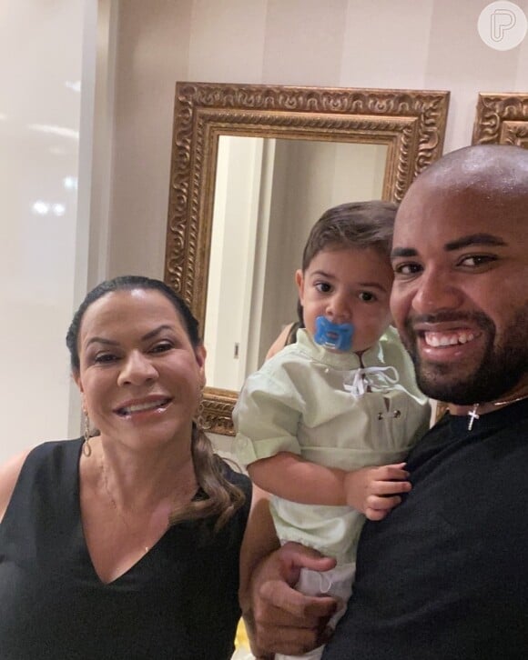 Filho de Marília Mendonça posa com a avó, Ruth Moreira, e o marido dela, Deyvison Souza