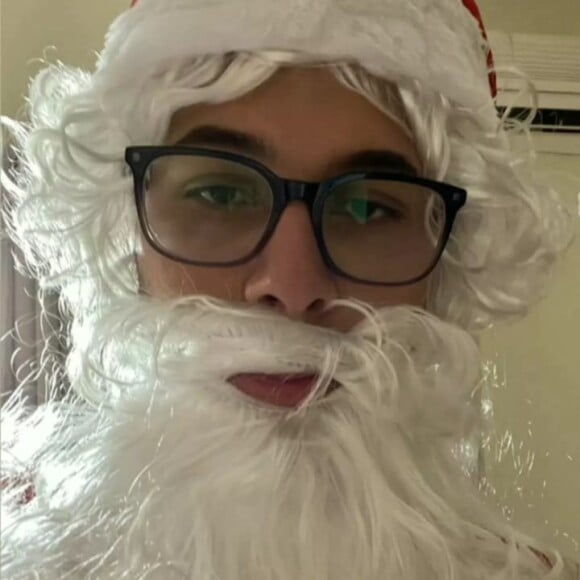 Irmão de Marília Mendonça, Gustavo se veste de Papai Noel no Natal da família