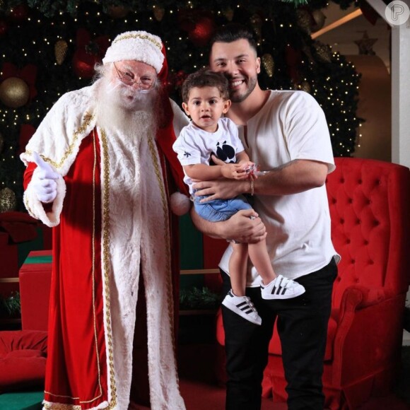 Filho de Marília Mendonça e Murilo Huff, Leo posa com o Papai Noel