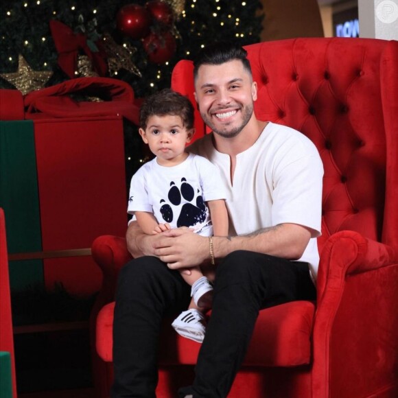 Murilo Huff posa com o filho, Léo