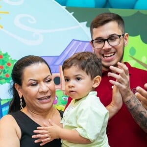 Murilo Huff e a mãe de Marília Mendonça, Ruth Moreira, celebram dois anos de Léo