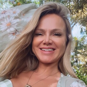 Eliana elegeu um biquíni verde xadrez tomara-que-caia