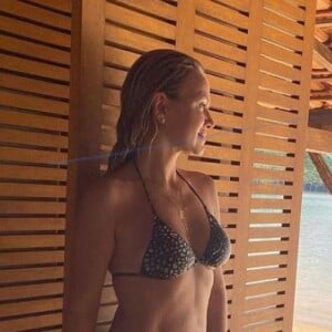 De biquíni, Eliana foi enaltecida nas redes sociais: 'Essa mulher definitivamente encontrou a fonte da juventude'