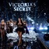 Alessandra Ambrosio rouba a cena no Victoria's Secret Fashion Show 2014, em Londres na Inglaterra