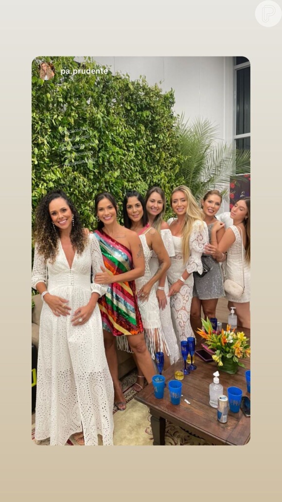 Andressa Suita posa com amigas em bastidores do show de Gusttavo Lima