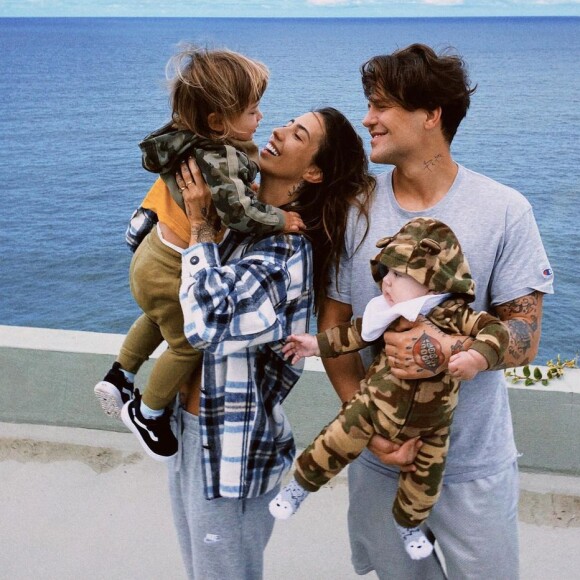 Gabi Brandt e Saulo Poncio são pais de Henri, de 10 meses, e Davi, de 2 anos