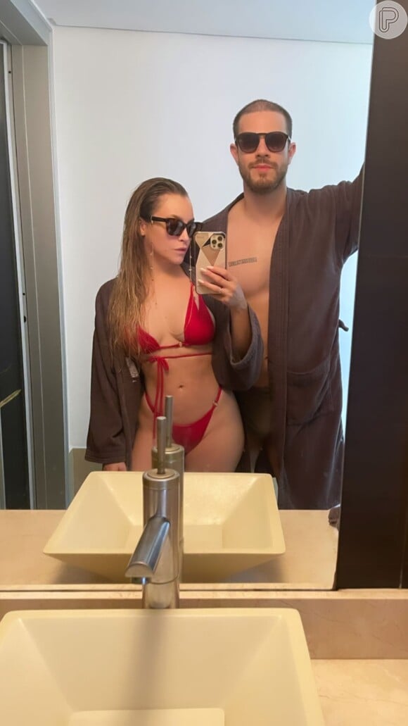 Carla Diaz surgiu de biquíni em selfie com o namorado, Felipe Becari, em 1º de janeiro de 2022