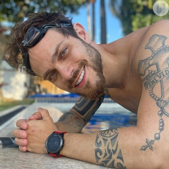 Namorado de Carla Diaz, Felipe Becari é apaixonado por tatuagens e animais