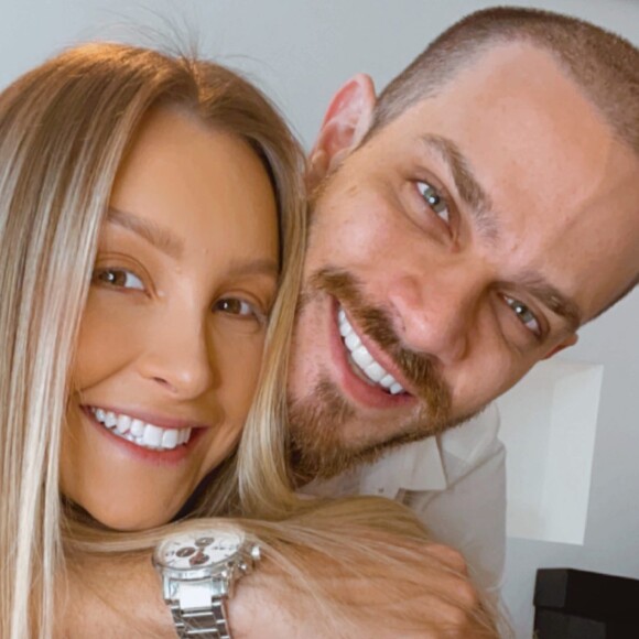 Carla Diaz postou primeiras fotos com Felipe Becari em 31 de dezembro de 2021