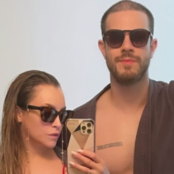 Carla Diaz surgiu de biquíni em foto com o namorado, Felipe Becari