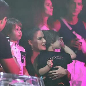 Andressa Suita e os filhos assistiram à apresentação de Gusttavo Lima no Rio de Janeiro nos bastidores