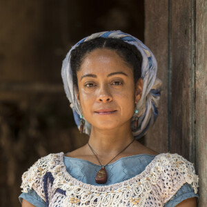 Guebo (Maicon Rodrigues) está compromissado com Justina (Cinnara Leal) na novela 'Nos Tempos do Imperador'