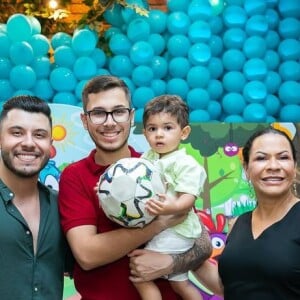 Mãe de Marília Mendonça, Ruth Moreira posa com Murilo Hiff e João Gustavo na festa de Leo