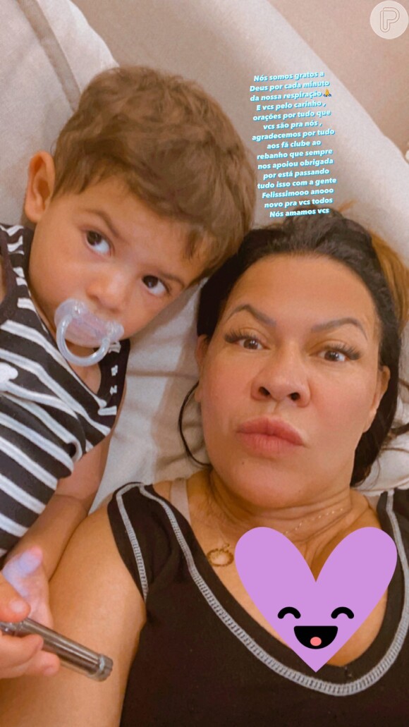 Mãe de Marília Mendonça, Ruth Moreira posa com o neto, Leo, ao pedir que 'morra toda dor'