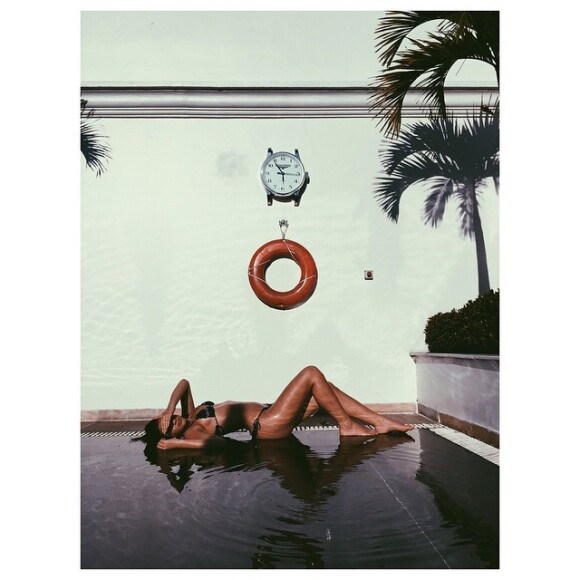 Bruna Marquezine exibe boa forma de biquíni em foto publicada no Instagram