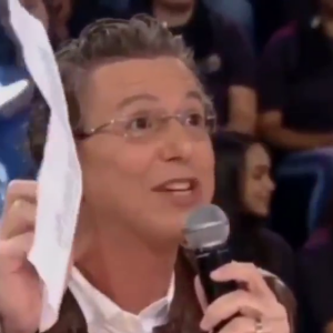 Boninho disse que queria acompanhar a letra de 'Estoy Aqui', que conta um trava-línguas no refrão, para conferir se Naiara Azevedo cantou certo