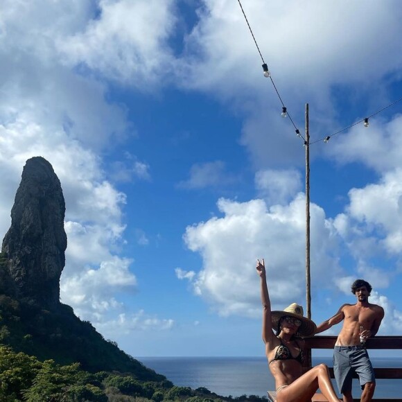 Mariana Rios abre álbum de viagem a Noronha