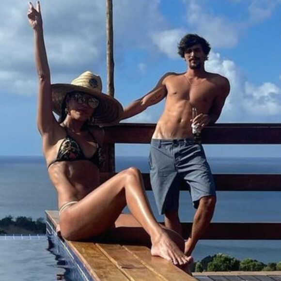 Mariana Rios posta foto com Bruno Montaleone em Noronha