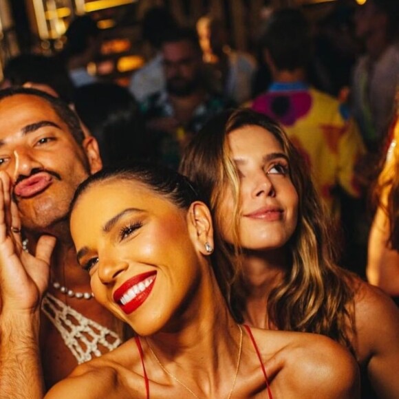 Mariana Rios apareceu ao lado de amigos durante a viagem