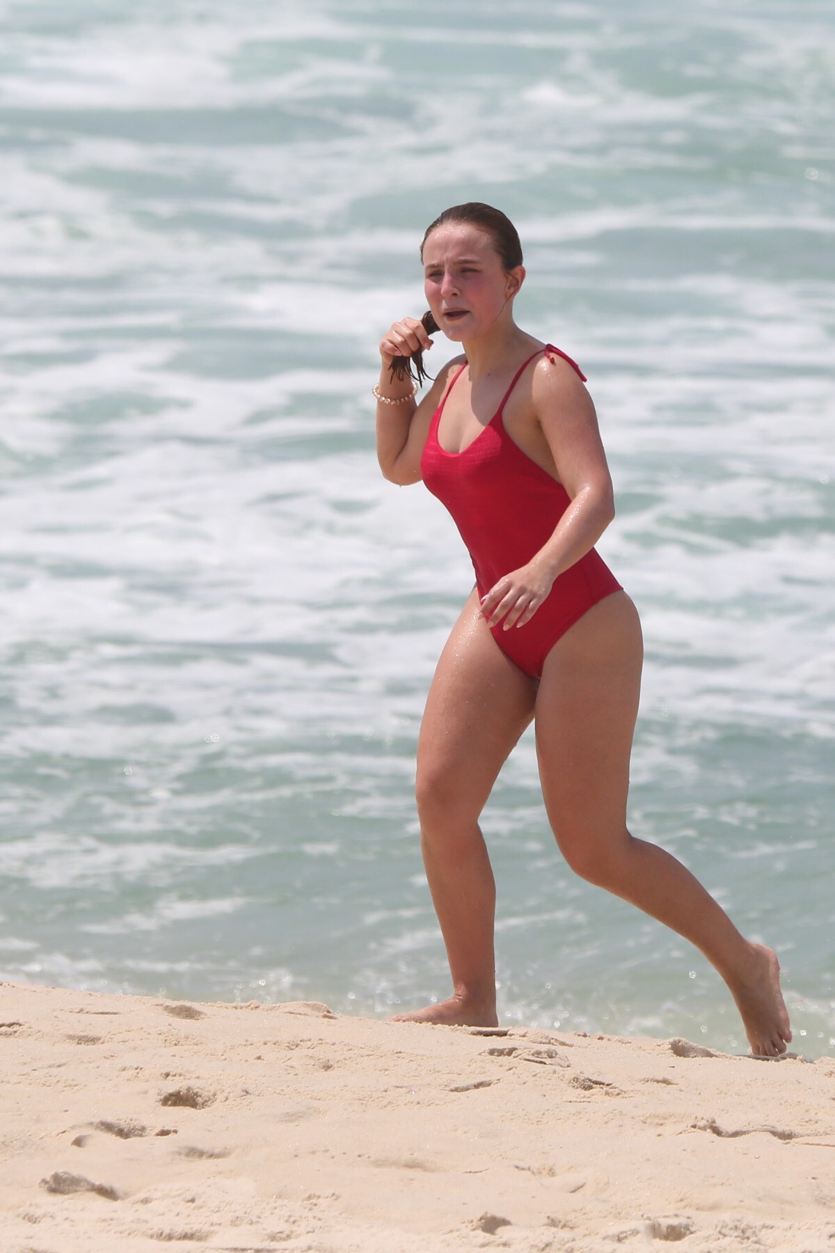 Foto: Larissa Manoela encarou banho de mar para amenizar as altas  temperaturas no Rio de Janeiro - Purepeople