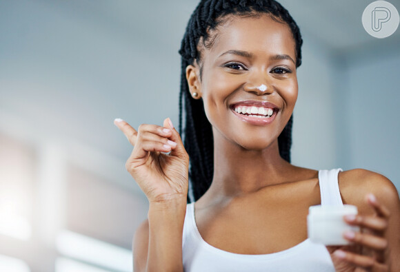 Mulheres negras têm maiores chances de ter a pele oleosa: procure cremes e sabonetes em textura de gel