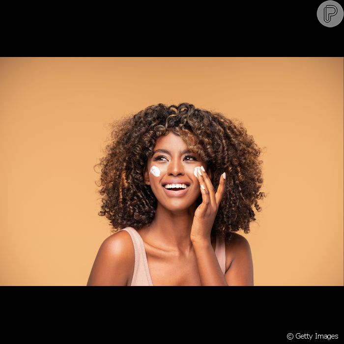 A hidratação da pele é um passo essencial no skincare da mulher negra: a pele tende a ser mais oleosa, no entanto precisa ser hidratada