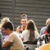 Isis Valverde conversa com amigos em bar carioca