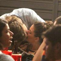 Isis Valverde e o namorado, Tom Rezende, namoram em bar do Rio