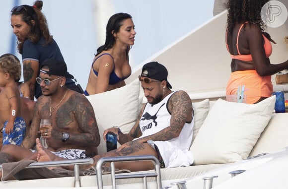Neymar e Bruna Biancardi foram flagrados em barco, em Ibiza