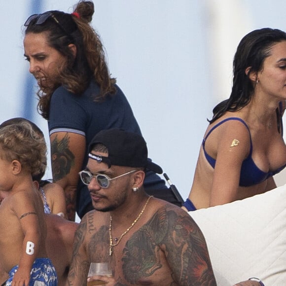 Neymar e Bruna Biancardi foram flagrados em barco, em Ibiza