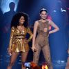 Nicki Minaj durante performace no America Musica awards ao lado de Ariana Grande e Jessie J.