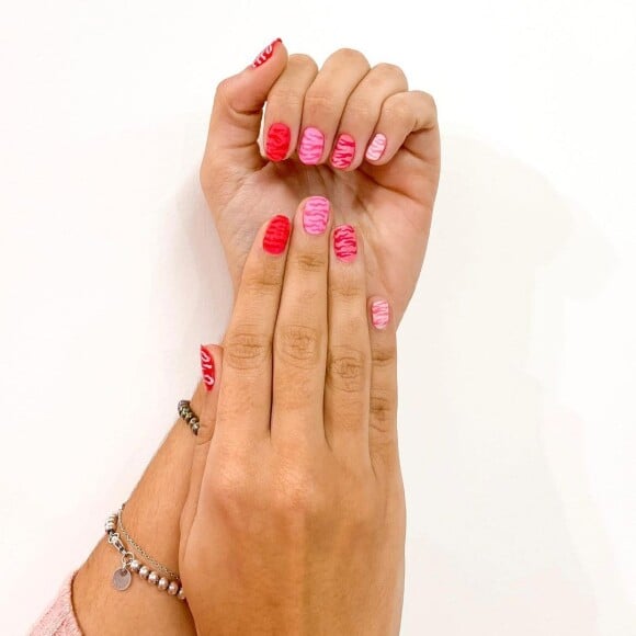 Esmalte rosa com nail art de animal print: unhas mais descontraídas estão em alta no verão
