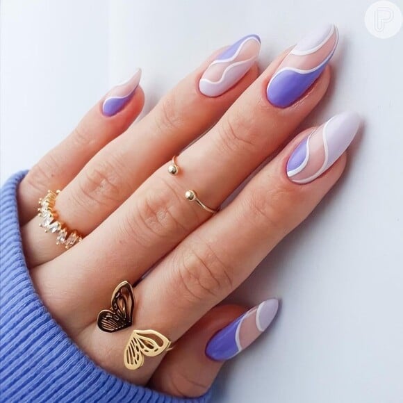 A cor Very Peri ganha novo fôlego nas unhas: que tak fazer nail arts diferenciadas em cada um dos dedos?