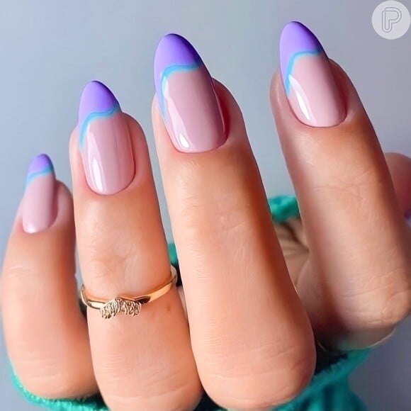 Francasenha com lilás e azul: o mix das cores vai deixar suas unhas mais estilosas