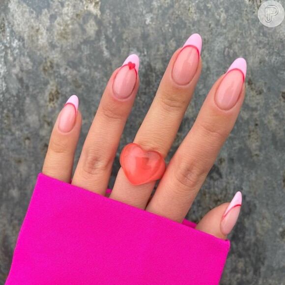 Unhas com francinha rosa com detalhes vermelhos: essa nail art vai encantar quem é mais romântica