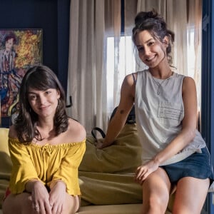 Cecília (Fernanda Marques) conta sobre sexo com Breno (Marco Ricca) na novela 'Um Lugar ao Sol' para a amiga, Bela (Bruna Martins), que revela para Felipe (Gabriel Leone)