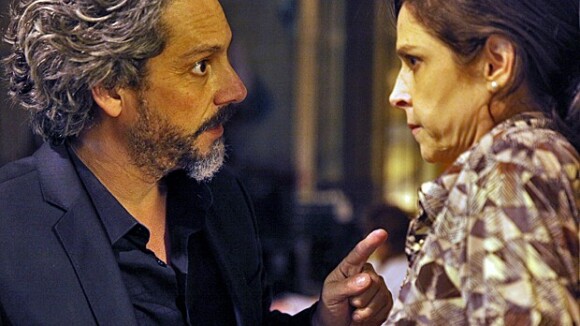 'Império': José Alfredo assume para Cora que eles não transaram e vilã chora