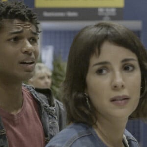 Ravi (Juan Paiva) defende Lara (Andreia Horta) na novela 'Um Lugar ao Sol' durante briga com Christian (Cauã Reymond). 'Deixa a Lara fora disso. Eu te proíbo'