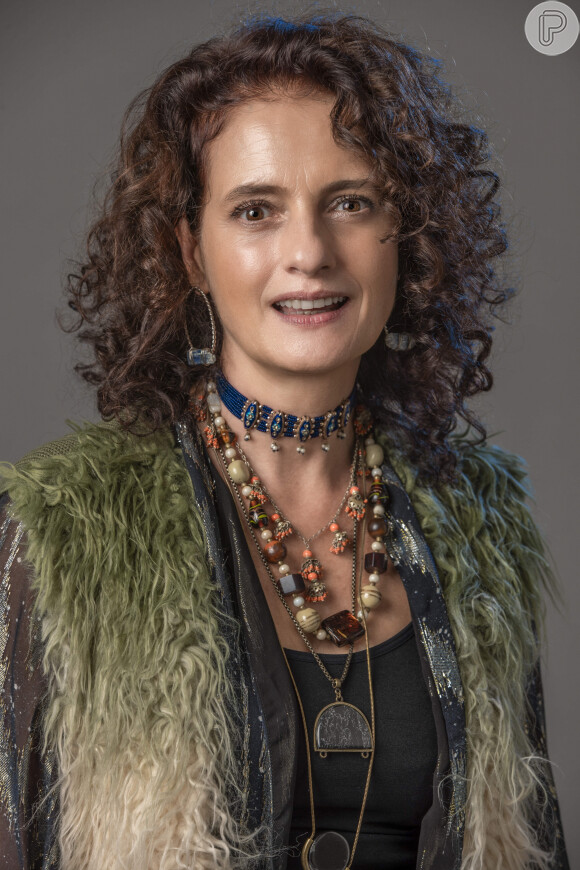 Júlia (Denise Fraga), bêbada, atropela Bárbara (Alinne Moraes) na novela 'Um Lugar ao Sol' no capítulo de segunda-feira, 31 de janeiro de 2022
