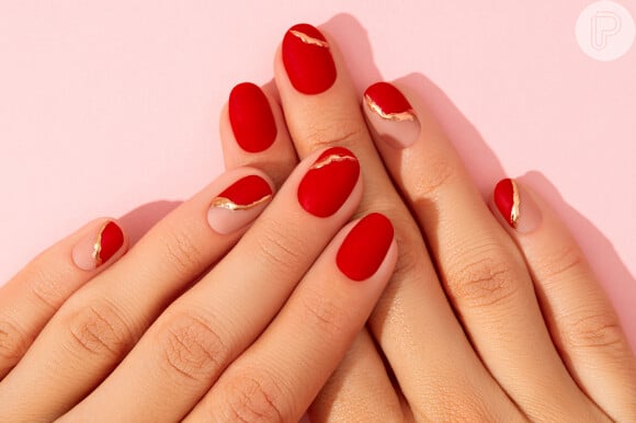 Esmalte vermelho é perfeito para nail art: designer de unhas indica que a trend combina com looks total black