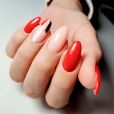 Vermelho em nail art: designer de unhas sugere a cor com looks total black