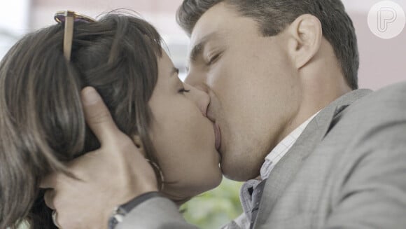 Santiago (José de Abreu) critica beijo de Christian/Renato (Cauã Reymod) em Lara (Andreia Horta) na Redentor na novela 'Um Lugar ao Sol'